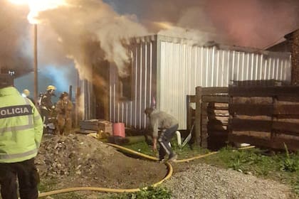 Tragedia en Ushuaia, tres niños perdieron la vida en el accidental incendio.