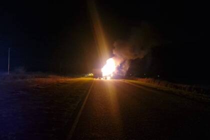 Tragedia vial en Córdoba: un camionero murió calcinado en su rodado tras chocar de frente contra un vehículo