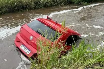 Tragedia vial en Tucumán: un auto cayó en canal de riego y provocó tres muertes