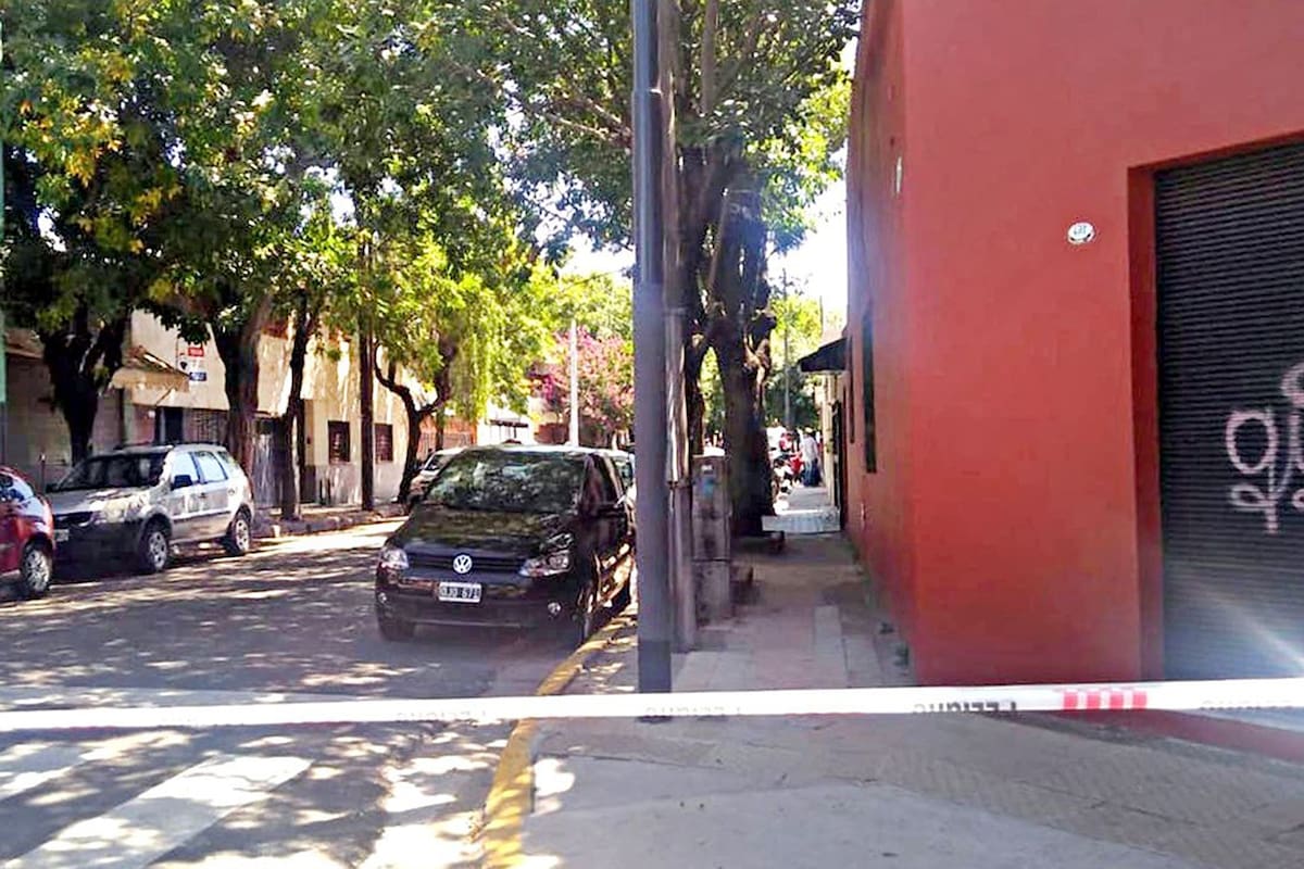 Trágica postal del 4 de marzo pasado: la calle Conde al 4300, cortada por el crimen