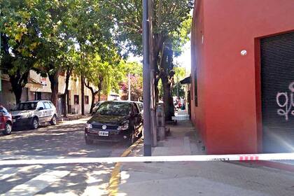 Trágica postal del 4 de marzo pasado: la calle Conde al 4300, cortada por el crimen