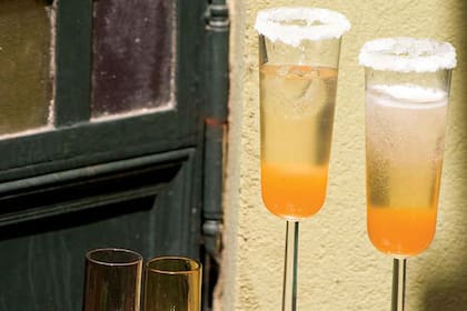 Un cóctel con champagne, parte de una insospechada controversia