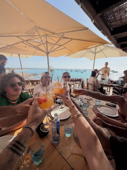 Tragos, gastronomía y playa con amigos: así fueron las vacaciones de Ana de Armas en su paso por Formentera