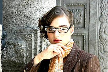 Traje marrón con fantasía y pañuelo con diseños búlgaros (Escada), anteojos de lectura con marco conprint cebra (Teresa Calandra, $ 280)