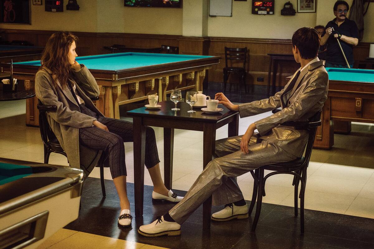 Trajes rayados o cruzados, suéteres de cuello redondo y camisas, chalecos y tapados para jugar con los estilos