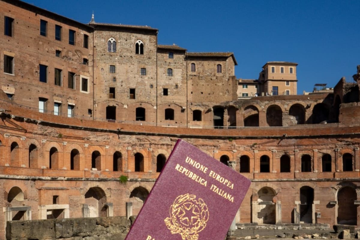 Tramitar el pasaporte italiano es uno de los motivos por los que es necesario tener los datos personales actualizados para evitar multas