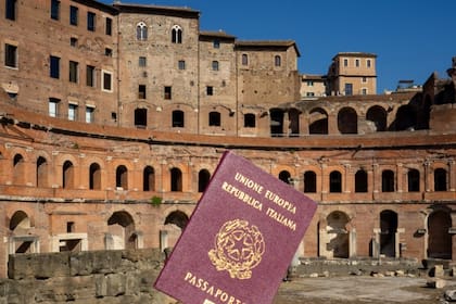 Tramitar el pasaporte italiano es uno de los motivos por los que es necesario tener los datos personales actualizados para evitar multas