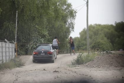 Tranquera con candado en una calle pública de Berisso