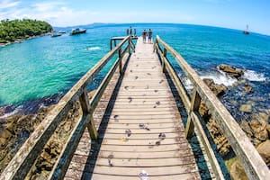 Tranquilidad y aguas cálidas en las playas de Bombinhas, a 60 kilómetros de Florianópolis