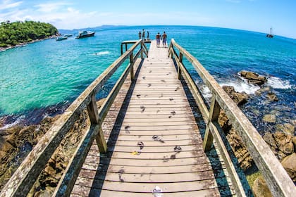 Tranquilidad y aguas cálidas en las playas de Bombinhas, a 60 kilómetros de Florianópolis
