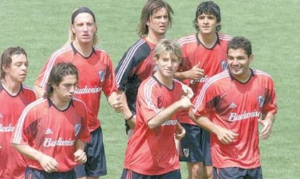 Otros tiempos: Gandolfi, sonriente, de un lado, el Muñeco, del otro; y además, Mareque, Gata Fernández, López, Costanzo y Lucho González