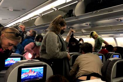 Tranquilos y tratando de tener la mayor distancia posible entre ellos, los argentinos se ubicaron en el vuelo que salió de Madrid a las 19.10, hora local, 15.10 de la Argentina.