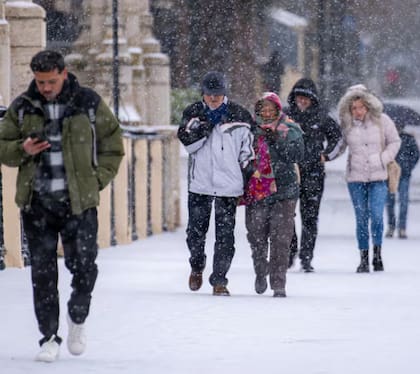 Transeúntes de la comunidad de Aragón, bajo la nieve