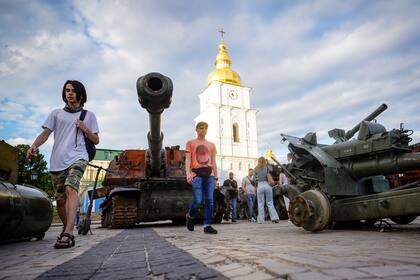Transeúntes miran el equipo de guerra ruso destruido en el Monasterio de San Miguel, en el centro de Kiev. Photo: Kay Nietfeld/dpa
