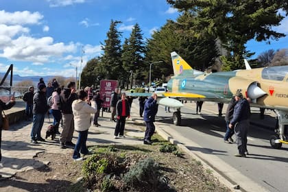 Transeúntes se emocionaron con la llegada del avión.