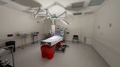 Transformación interna: la fachada histórica del Sanatorio Méndez hoy alberga una estructura médica modernizada con recursos propios y quirófanos de última generación.