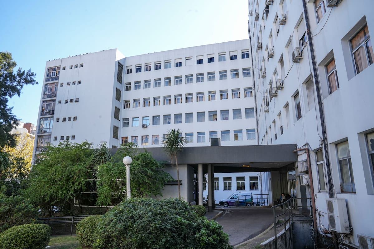 Transformación interna: la fachada histórica del Sanatorio Méndez hoy alberga una estructura médica modernizada con recursos propios y quirófanos de última generación.