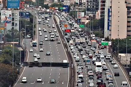 Tránsito complicado en la Autopista 25 de Mayo