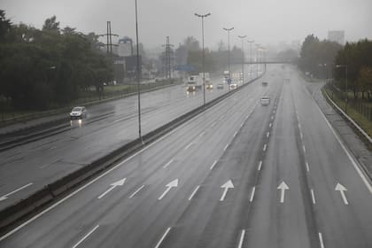 Tránsito de la autopista Panamericana durante la primera mañana de las nuevas restricciones