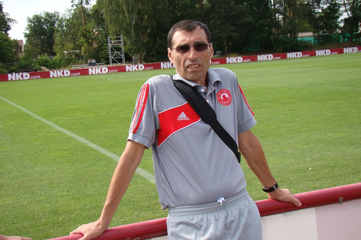 Transitó más de 40 años de carrera, en los que trabajó para 25 clubes de 11 países diferentes. Carlos Armúa puede hablar durante horas de su carrera y captar la atención con anécdotas futboleras ricas en detalles