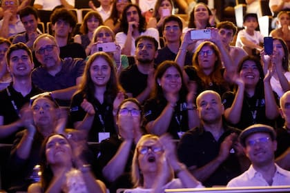 transmisión en directo de NASA en el Centro Cultural de la Ciencia del lanzamiento del microsatélite argentino en la misión Artemis