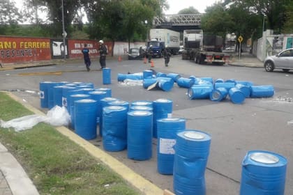 Transportaba una totalidad de 61 tambores de 75kg cada uno de carburo de calcio y 30 de ellos cayeron sobre la vía publica a la altura de Av. Suarez y Ramon Carrillo