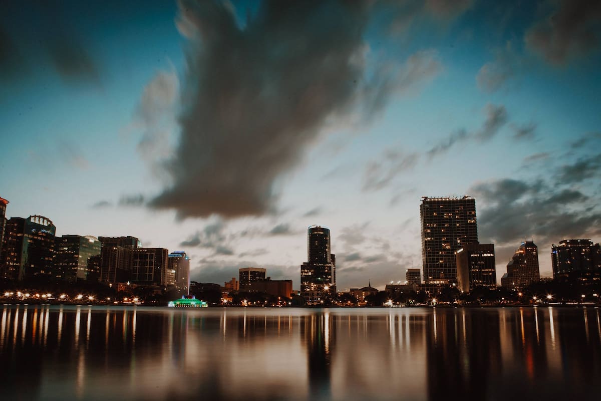 Transportar a indocumentados está penado en Florida, pero bajo ciertas condiciones