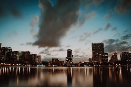 Transportar a indocumentados está penado en Florida, pero bajo ciertas condiciones