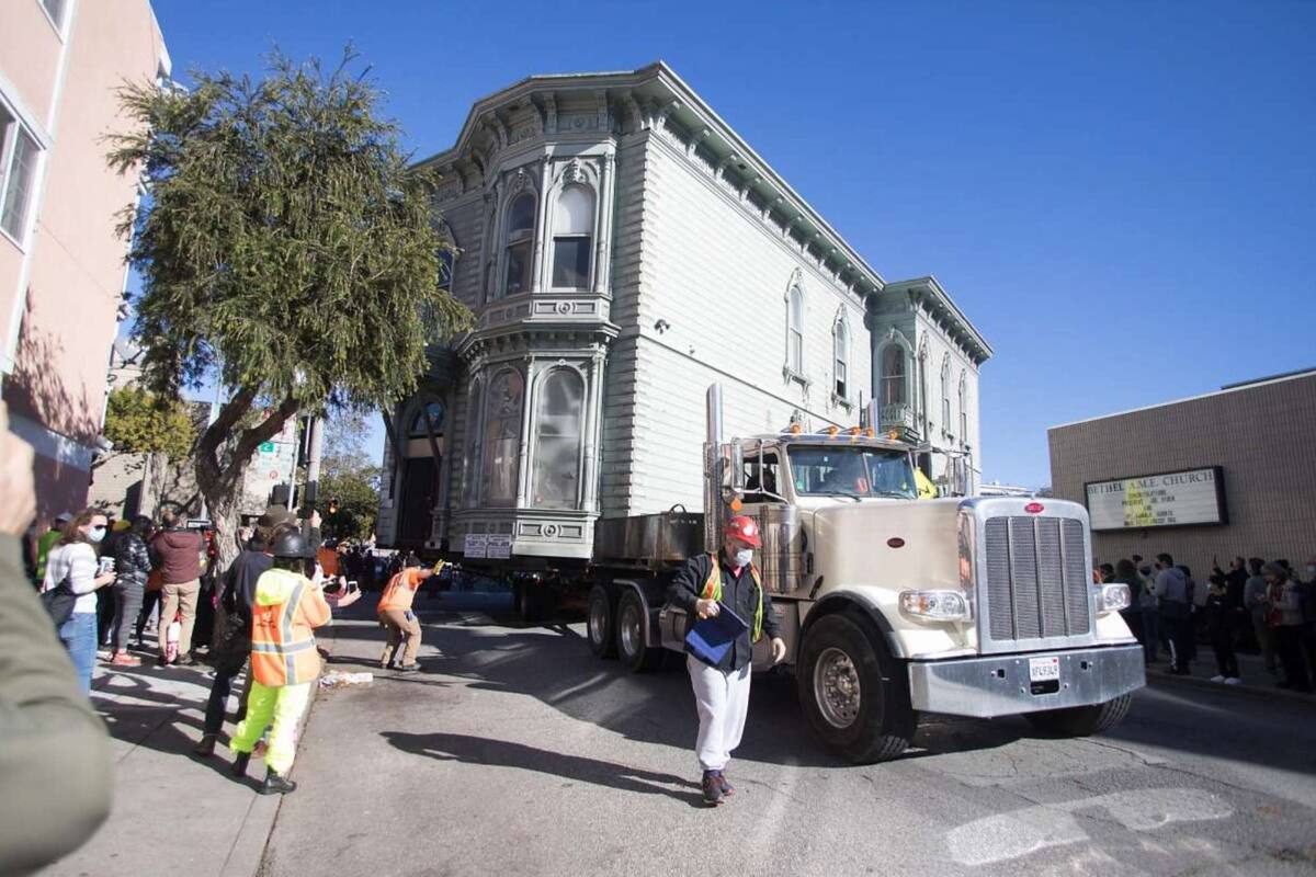 Transportaron la casa sobre una plataforma hidráulica con ruedas arrastrada por un camión