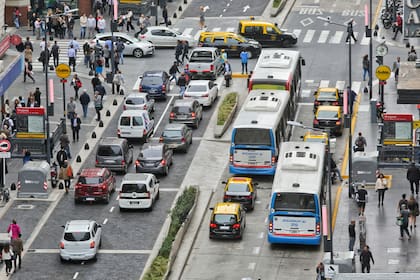 Transporte público por la derecha, tránsito liviano por la izquierda