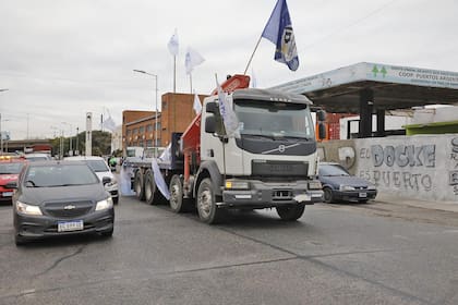 Transportistas cortan el acceso al puerto de Dock Sud por falta de combustible