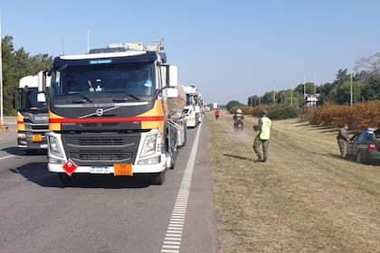 Transportistas llevan adelante un corte en la autopista 9, a la altura de San Pedro, provincia de Buenos Aires