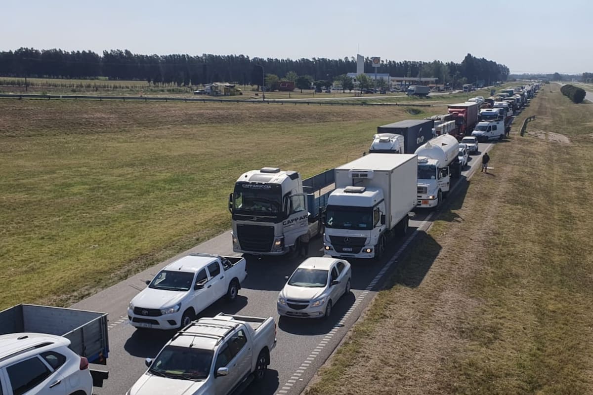 Transportistas llevan adelante un corte en la autopista 9, a la altura de San Pedro, provincia de Buenos Aires