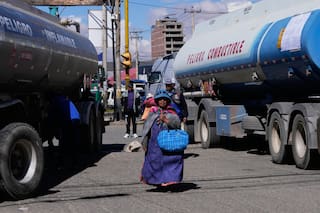 Transportistas paran en varias regiones de Bolivia en rechazo a gasolina de mala calidad