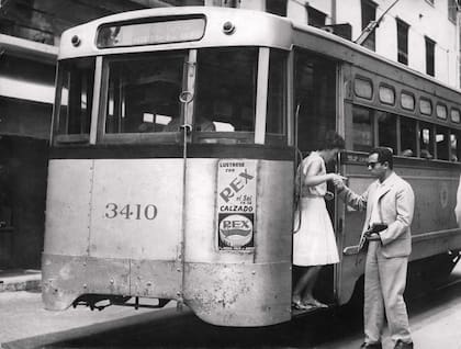 Tranvía modelo de Fabricaciones Militares, uno de los últimos que circuló por la ciudad, ca. 1960.
