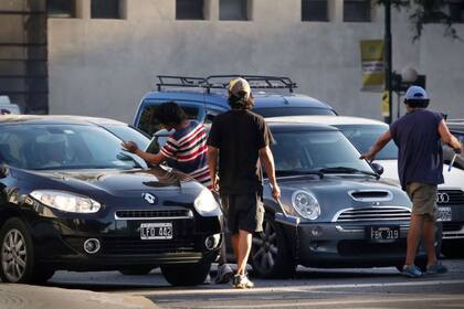 Trapitos y limpiavidrios, dos actividades que pretende prohibir el oficialismo