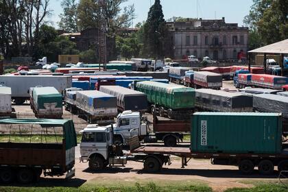 Tras 20 días de paro del gremio de los aceiteros continúan las plantas paradas y los barcos y camiones se siguen amontonando en los puertos del gran Rosario