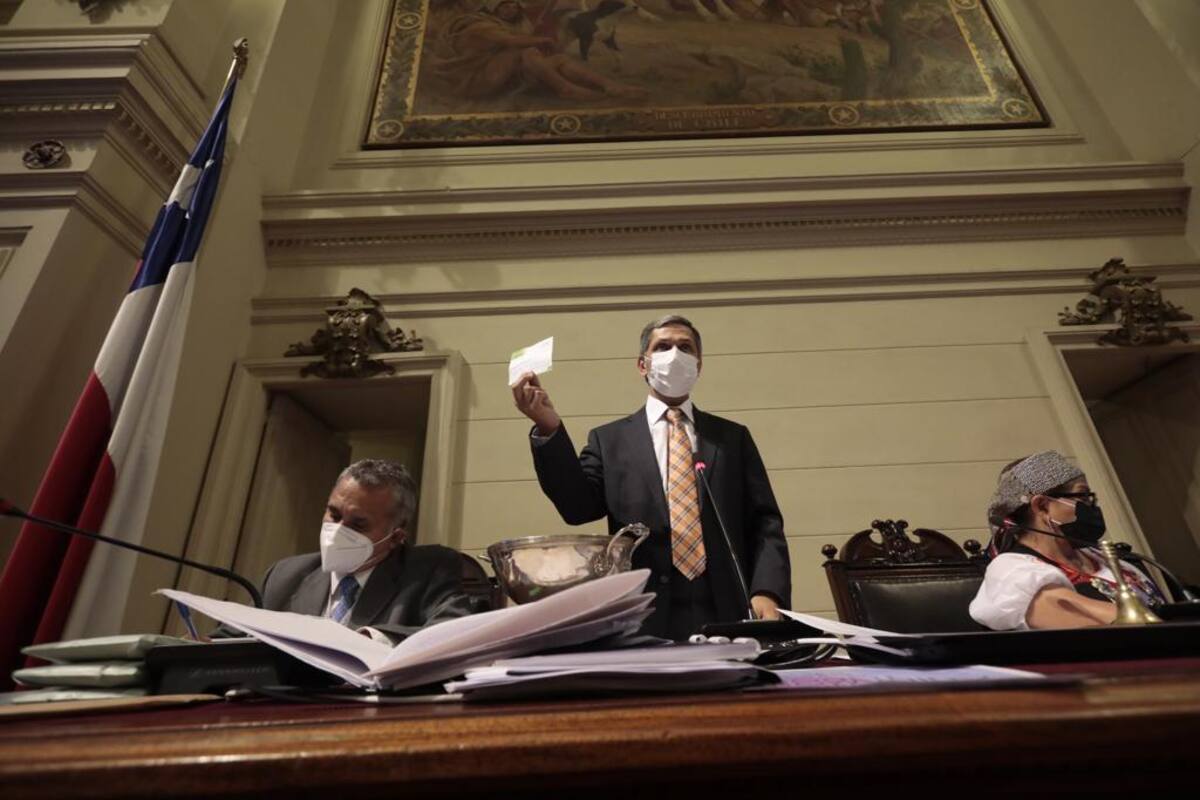 Tras 18 horas y 8 votaciones, la Convención Constituyente no llegó a acuerdo para elegir a su nueva Mesa Directiva, la que debe estar al mando del órgano encargado de redactar la nueva carta magna chilena, los próximos tres meses.