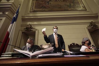 Tras 18 horas y 8 votaciones, la Convención Constituyente no llegó a acuerdo para elegir a su nueva Mesa Directiva, la que debe estar al mando del órgano encargado de redactar la nueva carta magna chilena, los próximos tres meses.