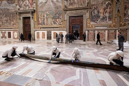 Originalmente, estas obras textiles fueron un encargo a Rafael para la misma parte "baja" de la capilla del Vaticano donde se exponen hoy