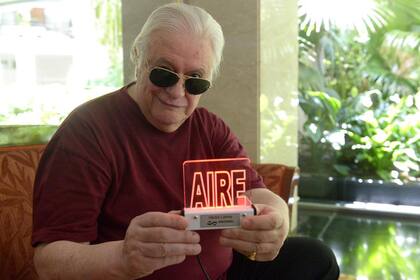 Tras 60 años de trabajo, Héctor Larrea se despidió de la radio con un tango de Carlos Gardel