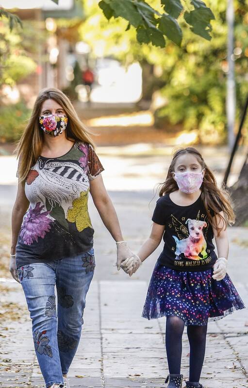 Tras 60 días de salir solo al supermercado, Marcela Curi aceptó salir a dar una vuelta con su hija Isabella, de 9 años