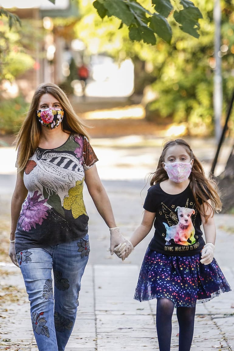 Tras 60 días de salir solo al supermercado, Marcela Curi aceptó salir a dar una vuelta con su hija Isabella, de 9 años