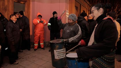 Tras 75 días de acampe, los jubilados irrumpieron en la Casa de Gobierno