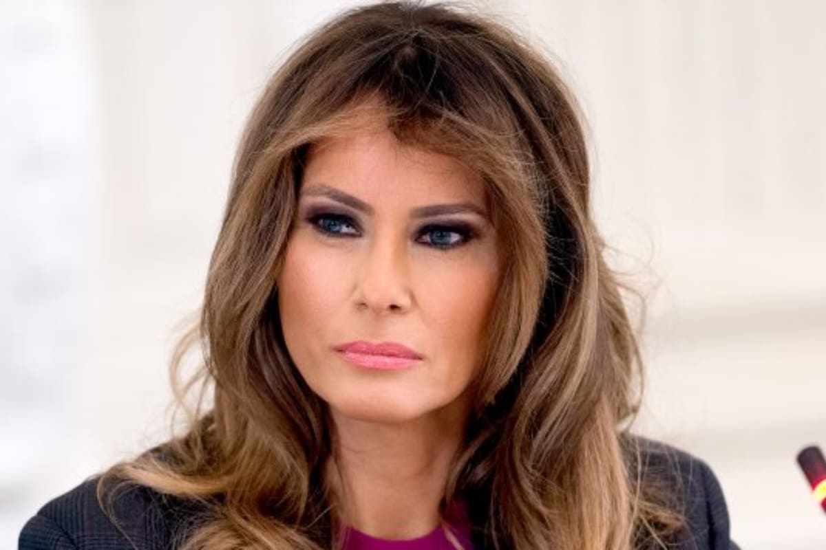 Tras abandonar la Casa Blanca, Melania Trump, acompañada del expresidente Donald Trump, posó para la prensa con un particular look que mostró su estado de ánimo