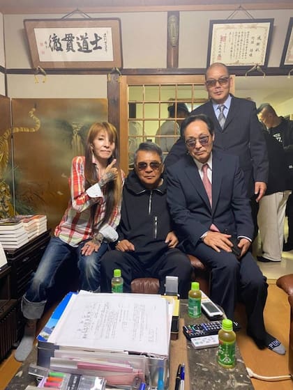Tras abandonar la mafia, Nishimura y otros antiguos miembros de la yakuza se dedican a ayudar a la reinserción de exdelincuentes