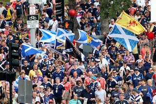 Tras alentar a Escocia en el Mundial, el Ejército del Tartán invade el Fenway Park