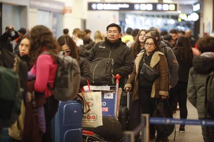 Tras algunas demoras denunciadas durante la jornada de ayer por usuarios, desde Aeroparque dijeron que hoy operan con normalidad