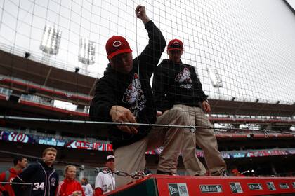 Tras aterradora caída de fanático en Pittsburgh, Grandes Ligas revisan medidas de seguridad