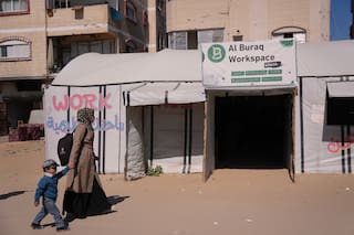 Tras bombas, apagones y restricciones bancarias, trabajadores digitales de Gaza siguen programando